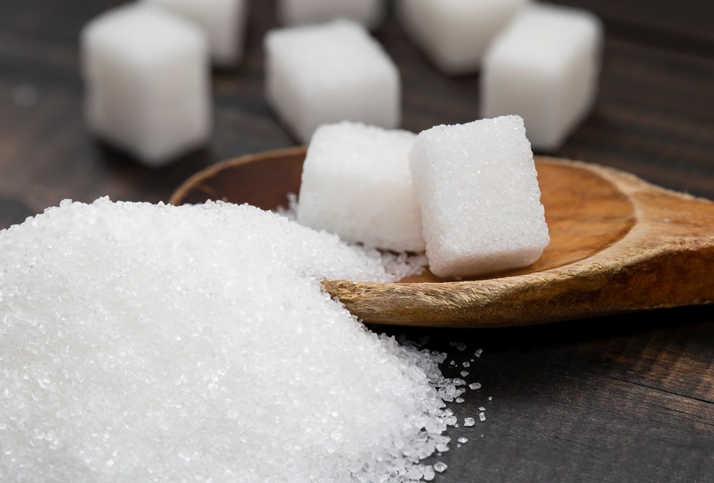 White, crystalline granulated sugar