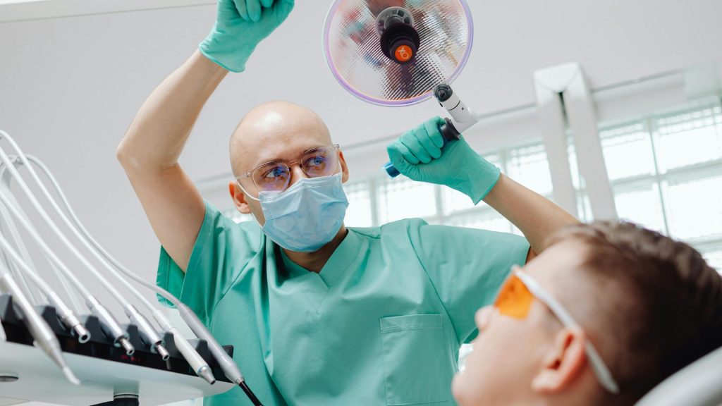 5 Signs You Need an Emergency Dentist (vs. Going to the ER)
